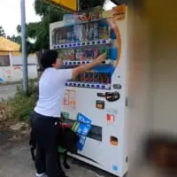 手探りでボタンを探す
