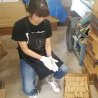 検品する末延秋恵さん（菊水産業提供）
