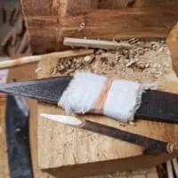 仕上げは手作業（菊水産業提供）