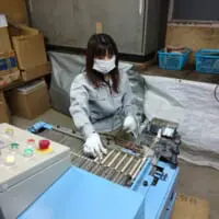 作業中の末延さん（菊水産業提供）