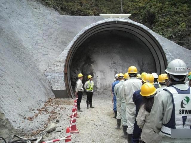 トンネル掘削前のお清め（寿建設提供）