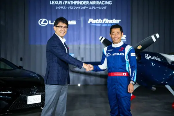 室屋選手（右）と佐藤プレジデント（(c) Lexus Pathfinder Air Racing / Suguru Saito）