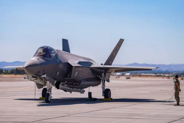 B61-12核爆弾の模擬弾を搭載したF-35A（画像：USAF）