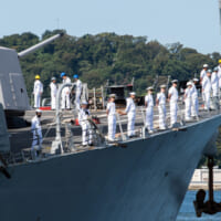 横須賀入港に際し登舷礼を行う駆逐艦ラルフ・ジョンソン乗組員（画像：U.S.Navy）
