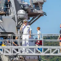 駆逐艦ラルフ・ジョンソン艦長のロバーツ中佐（画像：U.S.Navy）