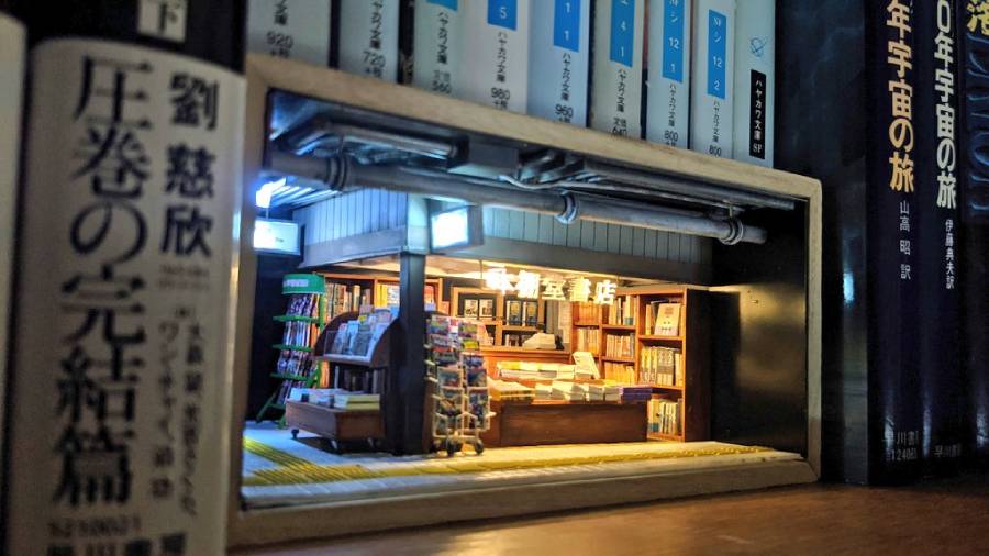 本棚の隙間でひっそり開店　こだわり満載の「書店のジオラマ」