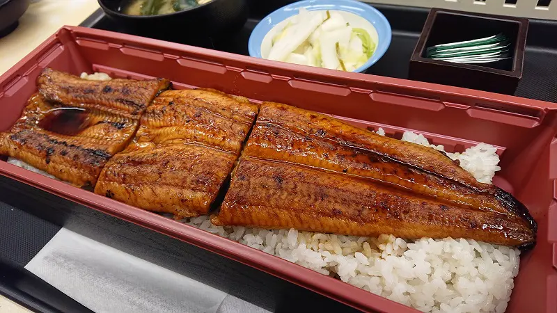 運ばれてきたうなぎに歓喜！