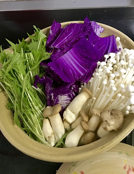 エリンギやエノキダケなどと一緒に紫白菜も入れて水炊き