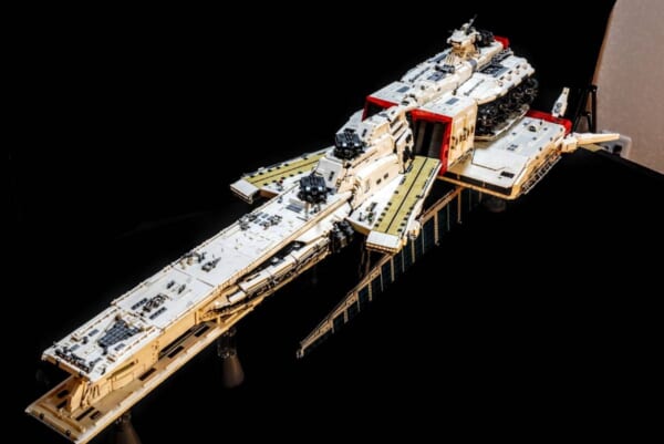 逆襲のシャア「ラー・カイラム」を2万5千個のレゴブロックで完全再現