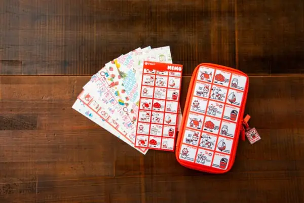 特別付録の「フラットペンケース」と「ファンシー柄メモ帳」
