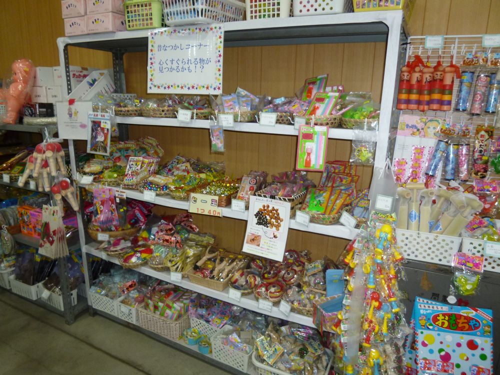 店内にはお菓子と同じくらいの多種多様な玩具の姿。