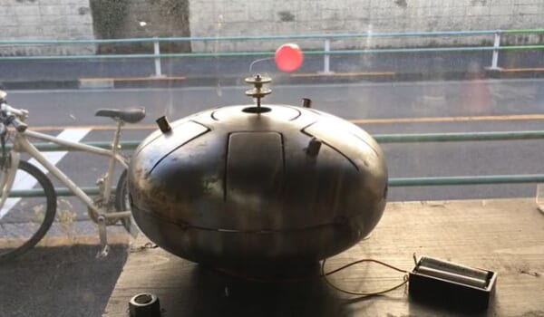 外部のモーターが作動して、ボールは駒のように回っていきます。