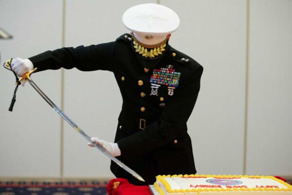 ケーキカットするアメリカ海兵隊募集コマンド司令官のボーム少将（画像：USMC）