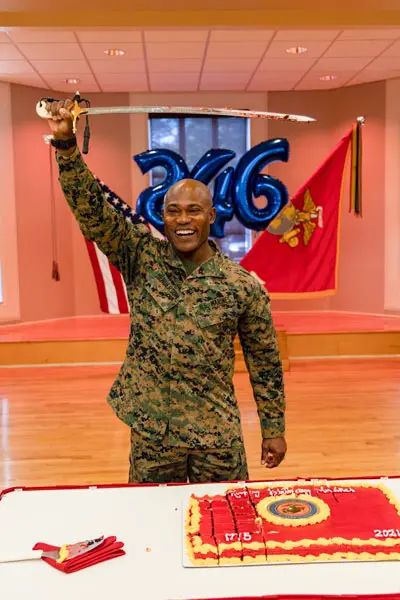ケーキカットする第2海兵遠征大隊司令官のヘンダーソン少将（画像：USMC）