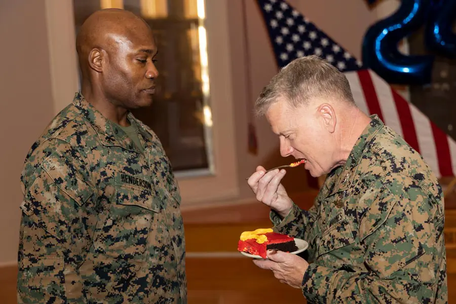 ファーストバイトは最年長者（画像：USMC）