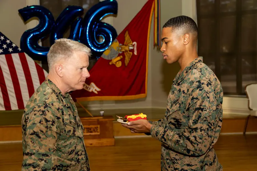 最年長者から最年少者へ（画像：USMC）