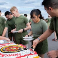 ケーキを取り分ける沖縄キャンプ・ハンセンの海兵隊員（画像：USMC）