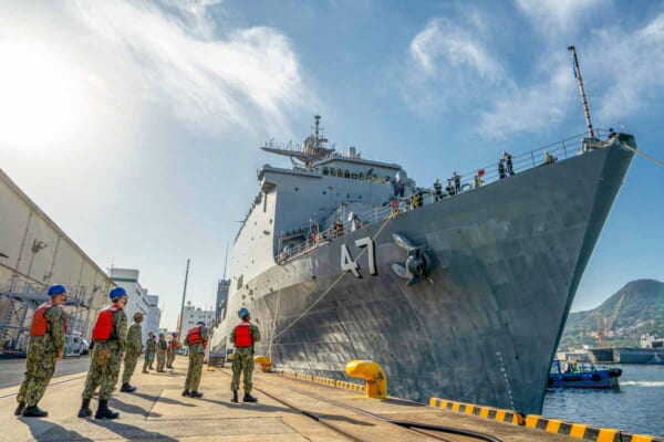 佐世保基地に接岸するドック型揚陸艦ラシュモア（画像：U.S.Navy）