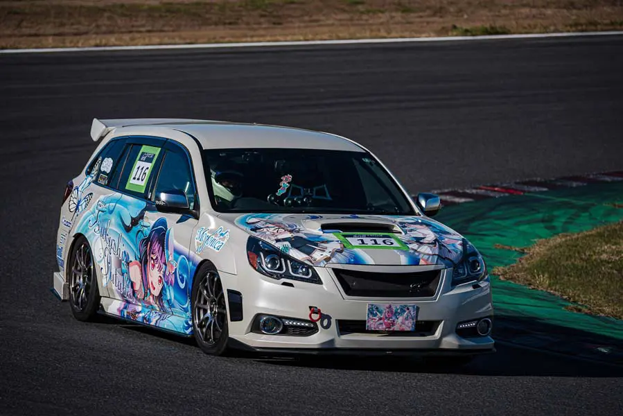 筑波サーキットを走行するとーまさんのレガシィ（とーまさん提供）