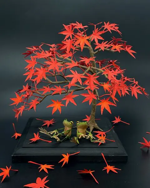 今一番見てもらいたい「秋」　切り折り紙で作った「紅葉を見上げるカエル」