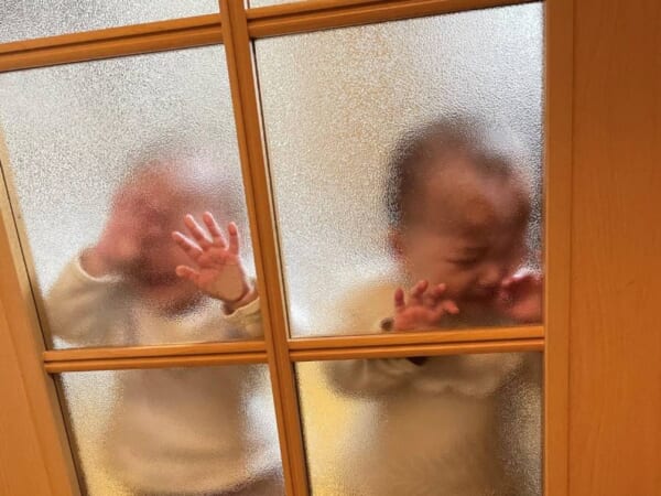 掃き掃除がしたいだけなのに　すりガラス越しに号泣する赤ちゃんの姿