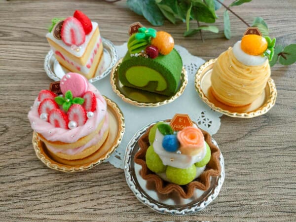 シートフェルトで作られた本物そっくりのケーキ（あーるさん提供）