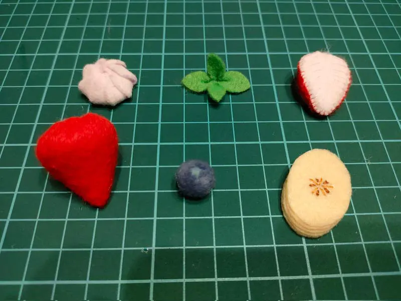 シートフェルトから立体を作り上げる（あーるさん提供）