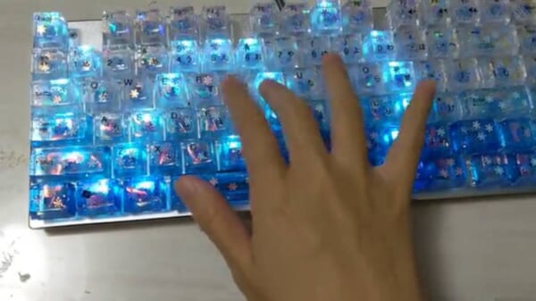 時間を忘れて見とれてしまう　透明のキーが美しい「冬のキーボード」