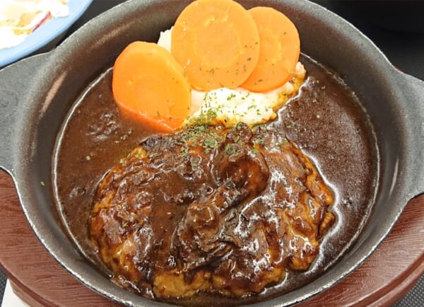 ハンバーグとビーフシチューを同時に堪能