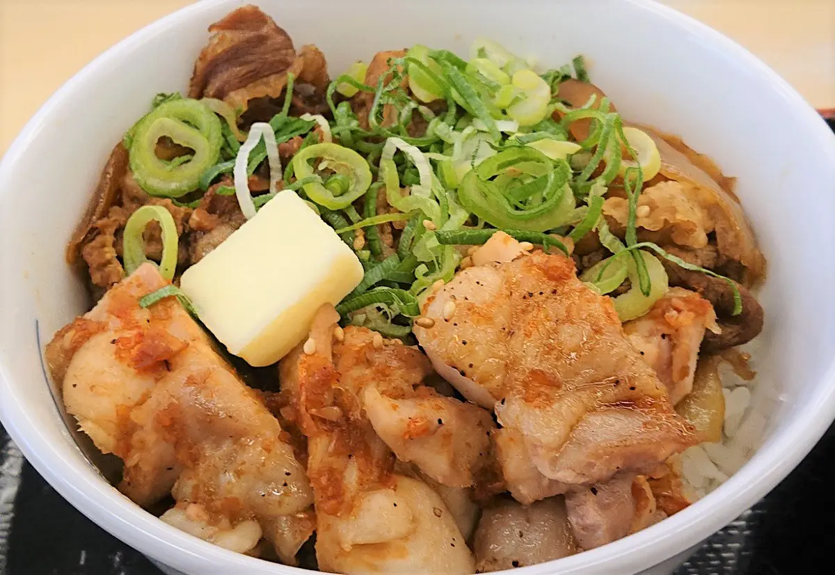 松屋から「チキンコンボ牛めし」が2種類発売されたので食べ比べてきた