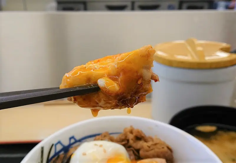 たっぷりチキンにつけてパクッ！