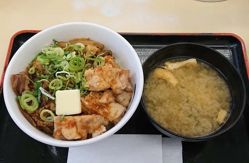 「にんにくバターのチキンコンボ牛めし」