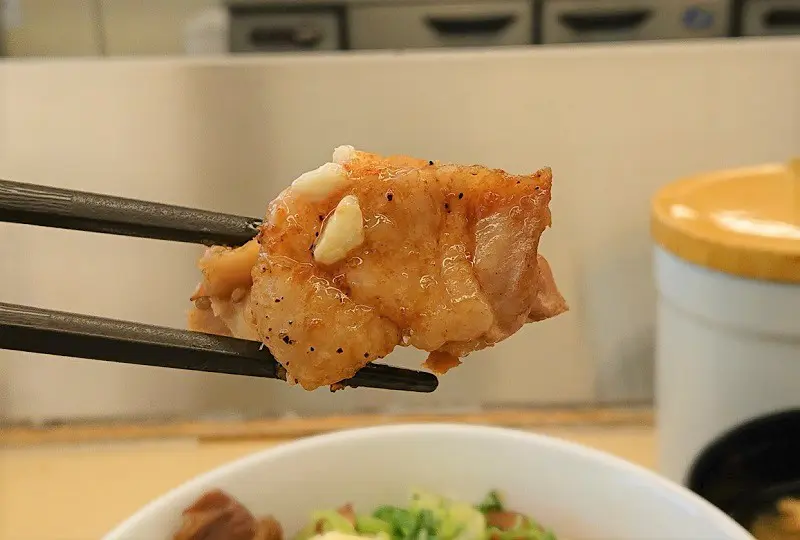 バターを絡ませながらチキンを口の中へ