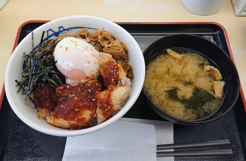 「甘唐辛子のトロたまのチキンコンボ牛めし」