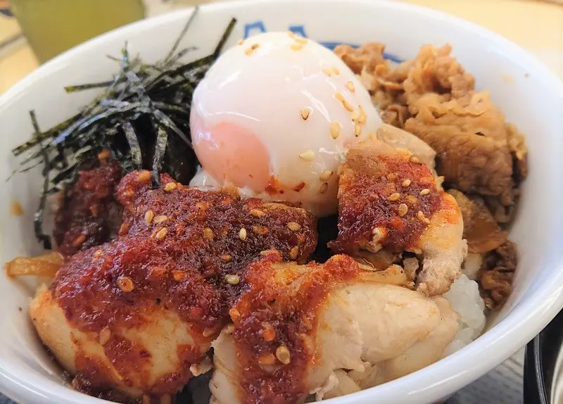 真ん中にはプルンプルンの半熟玉子