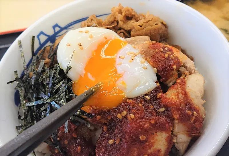 半熟玉子の黄身割りの儀式