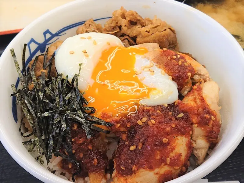 薄い膜を破ると中からジュワ～と黄身があふれ出てきました