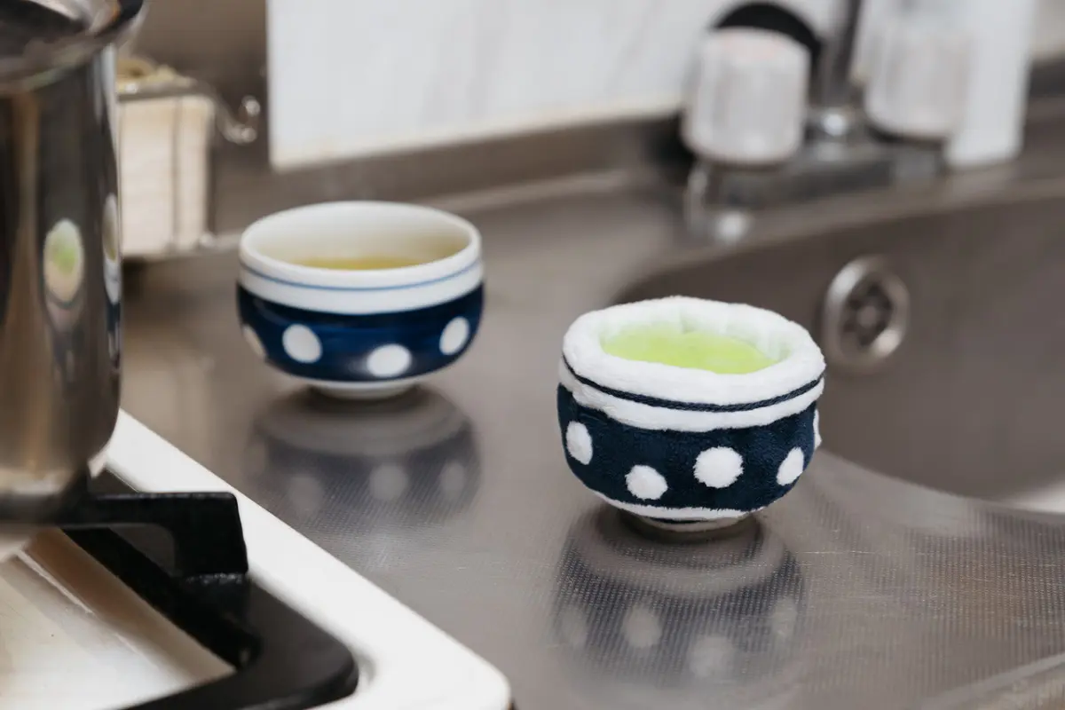 作者のこだわりが注がれた「緑茶のぬいぐるみ」　熟考の末「深蒸し」に