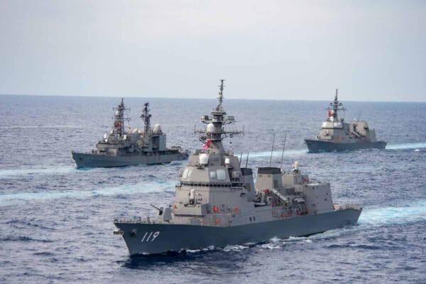航行する護衛艦あさひ（手前）（画像：U.S.Navy）