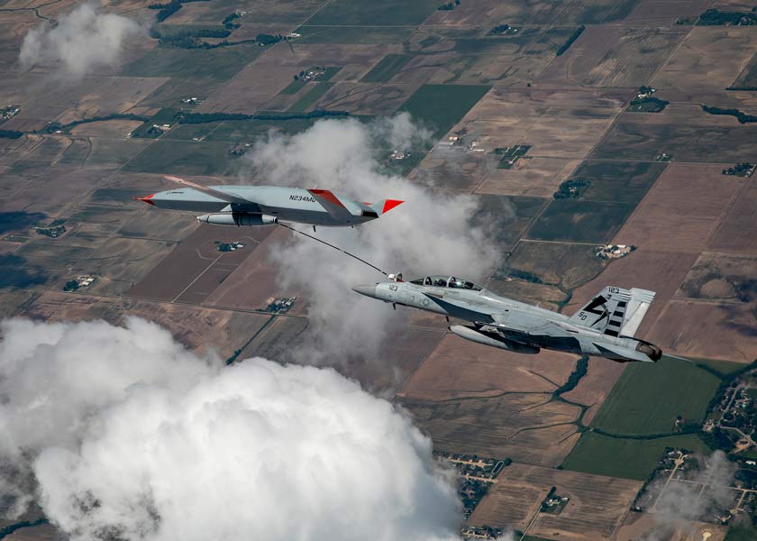 F/A-18に空中給油するMQ-25（画像：Boeing）