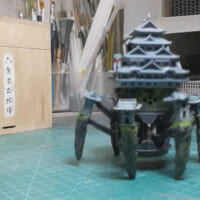 動く城はゴキゲンに散歩。膝部分には檜らしき建物が。