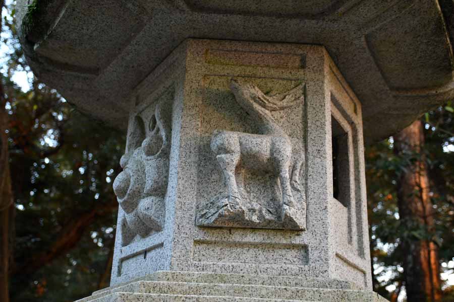 鹿が彫られた息栖神社の灯籠
