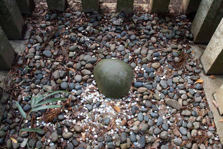 香取神宮の要石は盛り上がった形