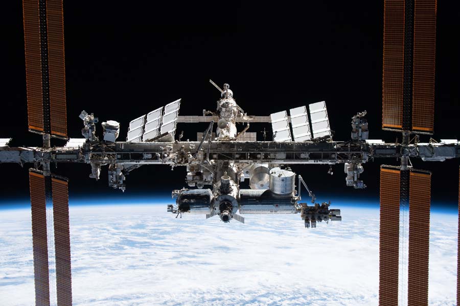 クルードラゴンから見た国際宇宙ステーション（画像：NASA）