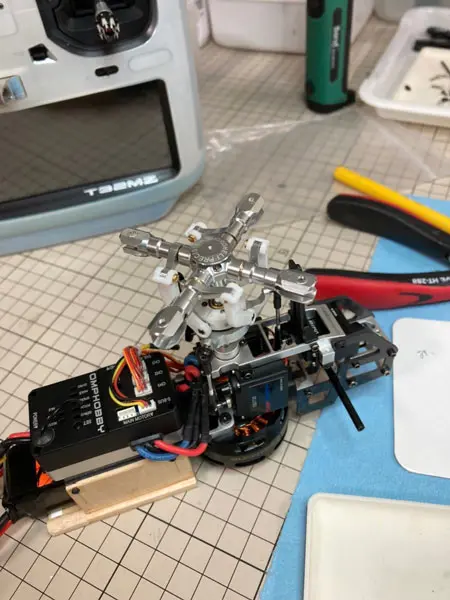OMPHOBBYのM2にRAKON HELIの4翅キットを組み込む（modeling PRETAさん提供）
