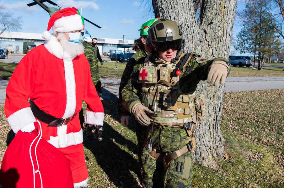 小児病院の訪問に向かうサンタクロース（画像：RCAF）