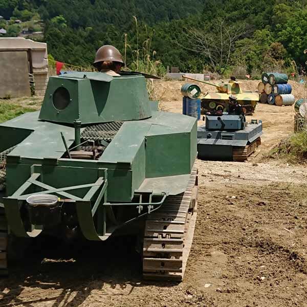 手作り戦車の「機甲戦」サバイバルゲーム（機甲師団長さん提供）