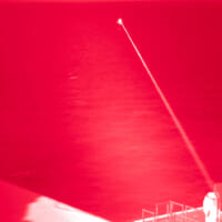 ポートランドから照射されるレーザー（画像：U.S.Navy）