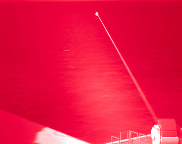 ポートランドから照射されるレーザー（画像：U.S.Navy）