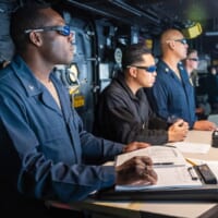 試験を見守るポートランド乗組員（画像：U.S.Navy）